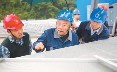 南仁东（左二）在贵州大窝凼施工现场指导反射面单元拼装工作（2015年11月25日摄）。